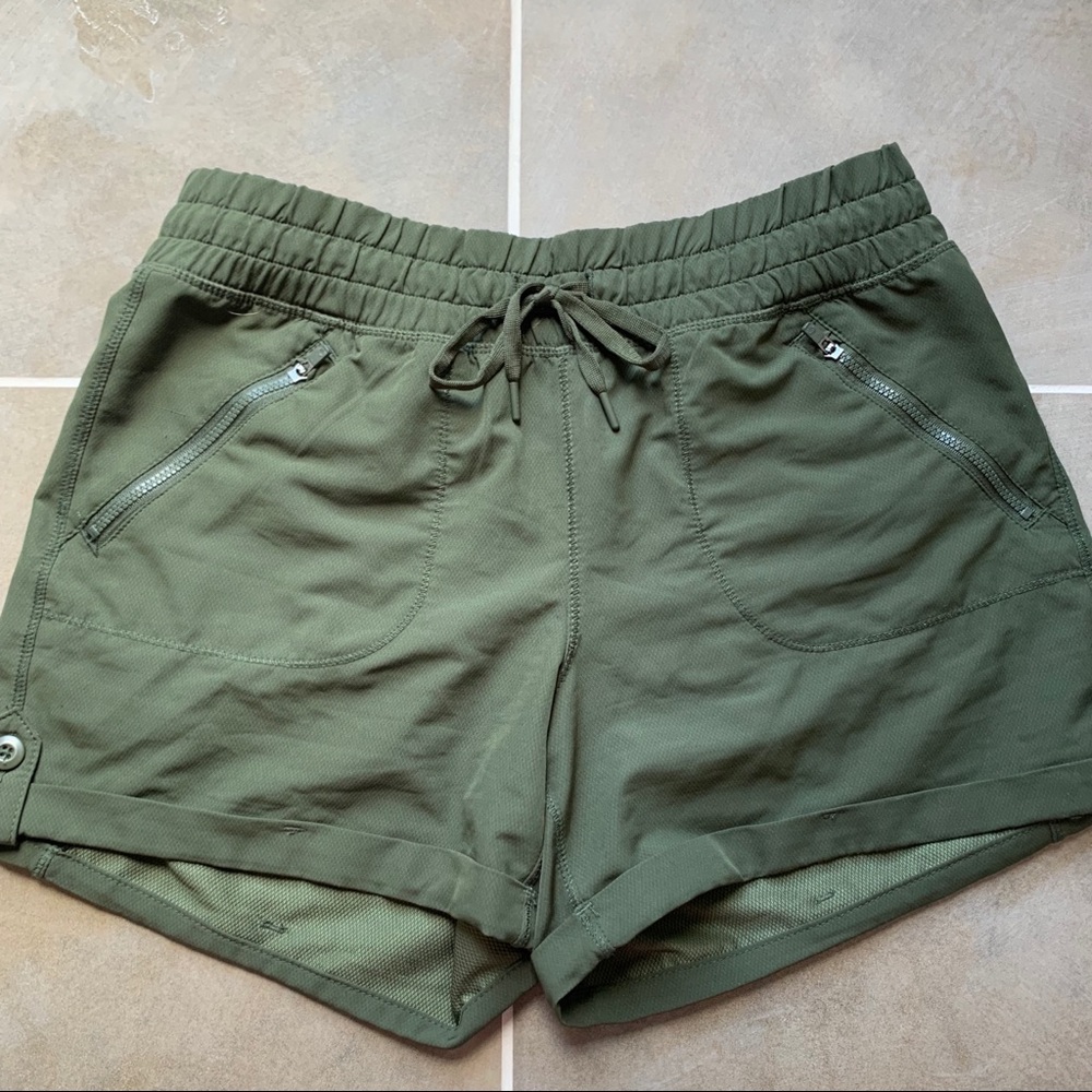 Green active shorts